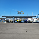 Remorque et bateau stockés sous carport métallique