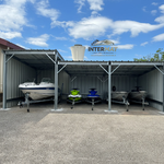 Bateau à moteur protégé sous abri métallique INTERMAT